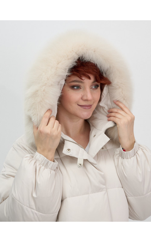 Пуховик с мехом песца, элегантный и стильный, для зимы 2025.