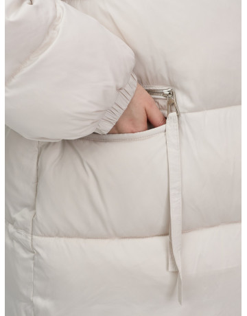 Пуховик с мехом песца, элегантный и стильный, для зимы 2025.