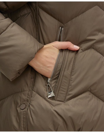 Пуховик для городской леди с мехом песца, защита от влаги и ветра.