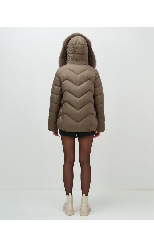 Пуховик для городской леди с мехом песца, защита от влаги и ветра.