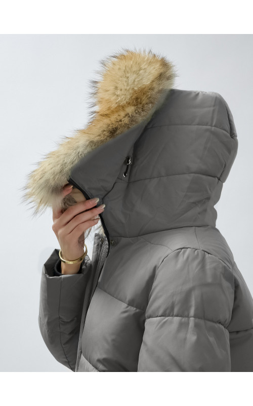 Женская зимняя куртка премиум-класса с мехом енота.