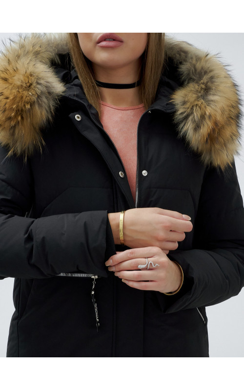 Зимняя женская куртка премиум-класса с натуральной опушкой енота.