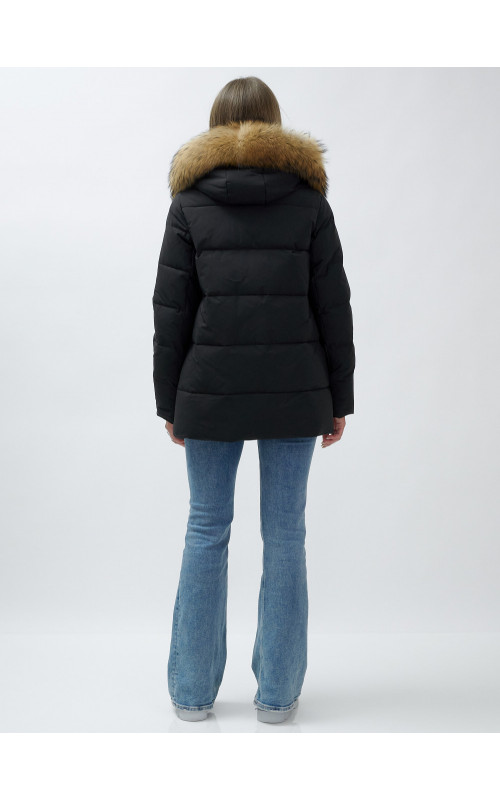 Зимняя женская куртка премиум-класса с натуральной опушкой енота.