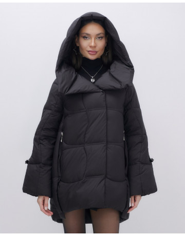 Зимняя женская куртка с капюшоном для холодной погоды.