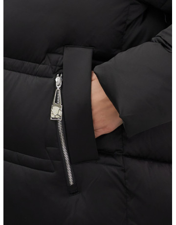 Длинный зимний пуховик для женщин с капюшоном.