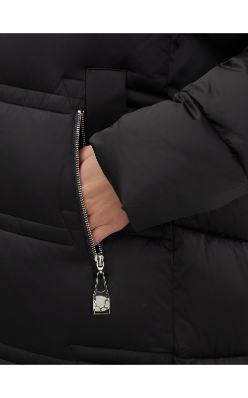 Длинный зимний пуховик для женщин с капюшоном.