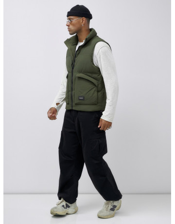 Мужской стеганый зимний жилет для активного отдыха.