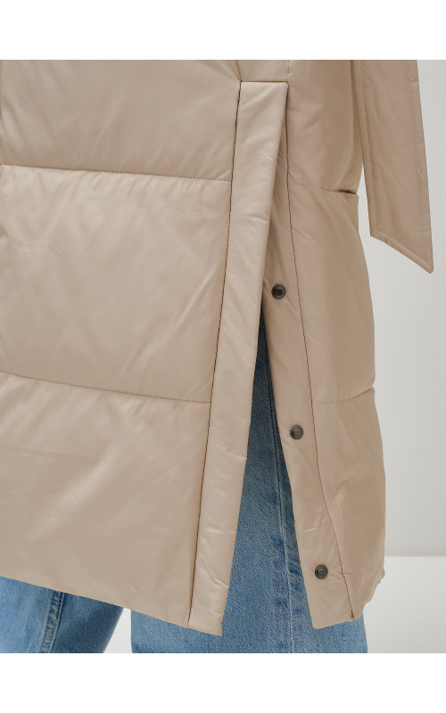 Тёплый женский пуховик с поясом и капюшоном.