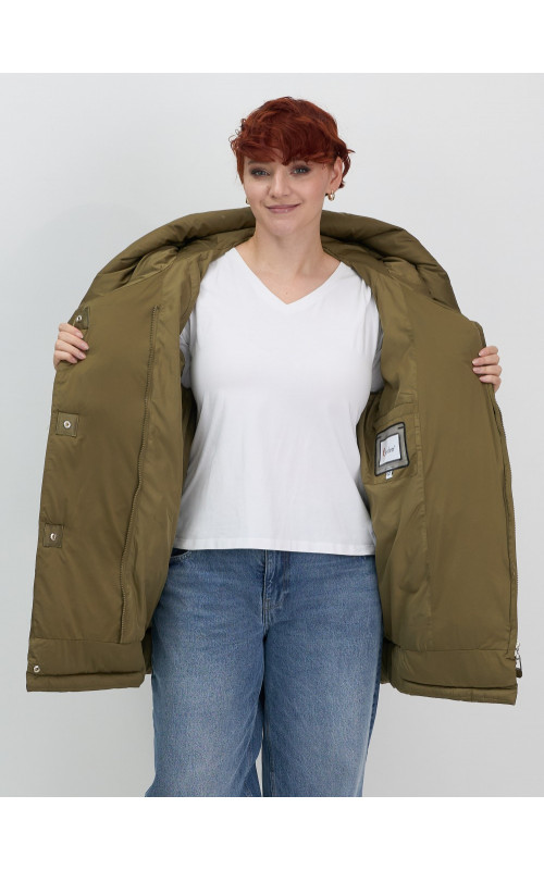 Женский зимний пуховик с капюшоном и декоративными карманами.