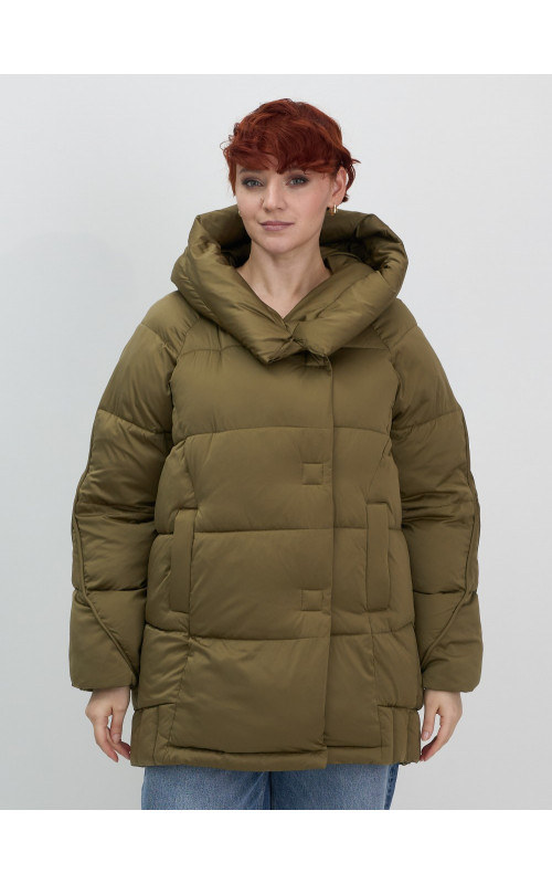 Женский зимний пуховик с капюшоном и декоративными карманами.