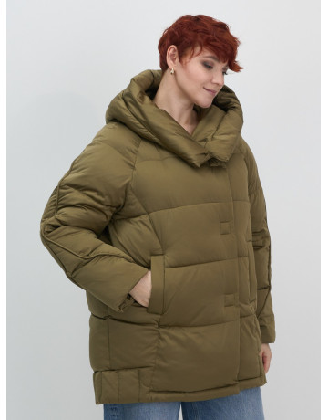 Женский зимний пуховик с капюшоном и декоративными карманами.