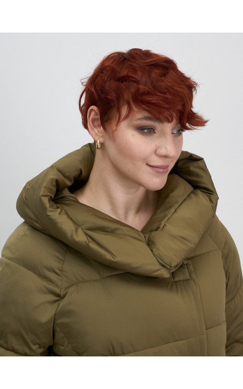 Женский зимний пуховик с капюшоном и декоративными карманами.