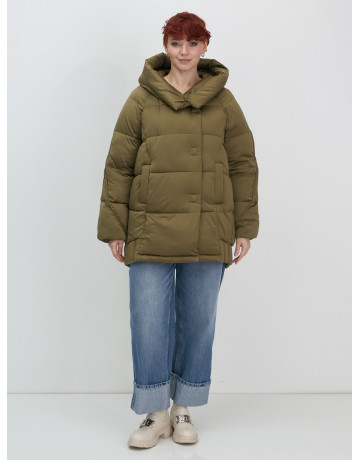 Женский зимний пуховик с капюшоном и декоративными карманами.