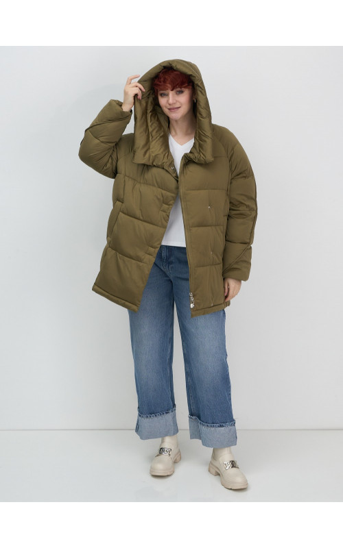 Женский зимний пуховик с капюшоном и декоративными карманами.