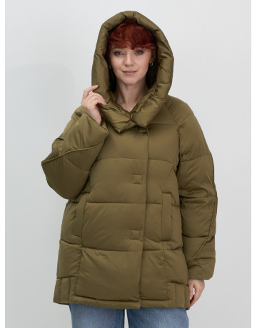 Женский зимний пуховик с капюшоном и декоративными карманами.