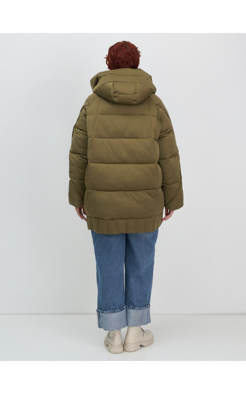 Женский зимний пуховик с капюшоном и декоративными карманами.