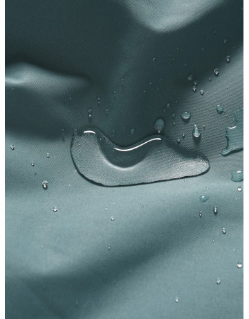 Парка для мальчика зимняя с внутренними лямками.