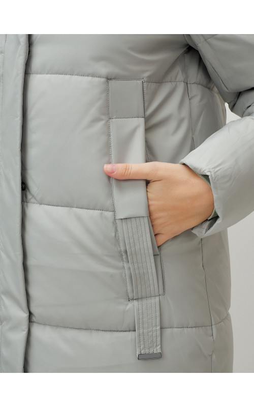 Зимний женский пуховик с капюшоном.