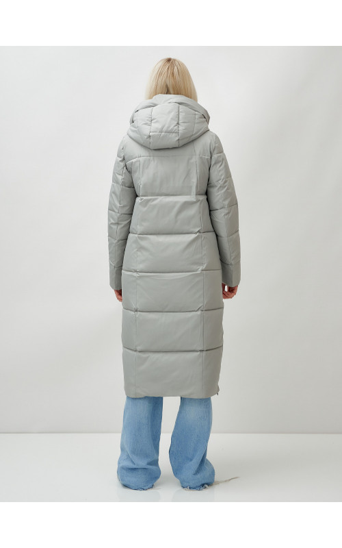 Зимний женский пуховик с капюшоном.