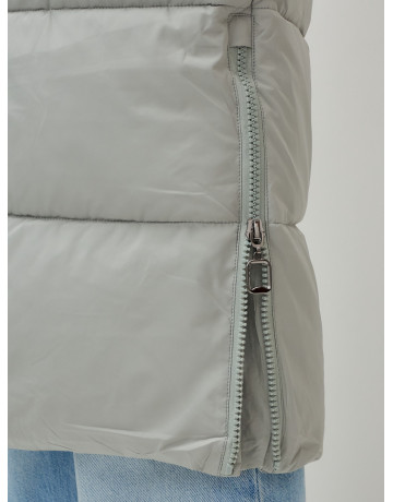 Зимний женский пуховик с капюшоном.