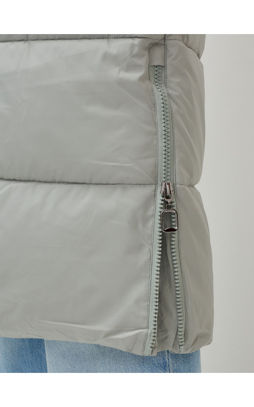 Зимний женский пуховик с капюшоном.