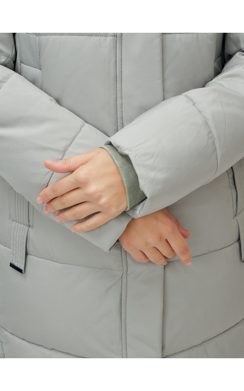 Зимний женский пуховик с капюшоном.