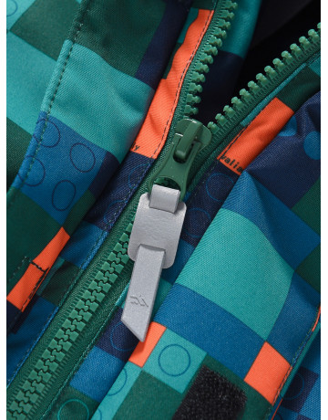 Зимний комбинезон для мальчика: активный отдых и безопасность