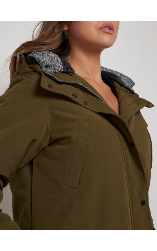 Женская зимняя парка для активного отдыха.