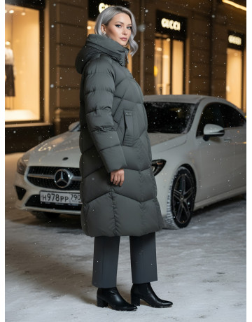 Длинный женский пуховик с капюшоном.