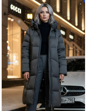 Длинный женский пуховик с капюшоном.