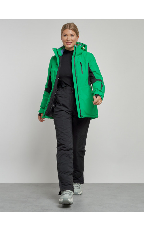 Женский горнолыжный костюм для зимних видов спорта.