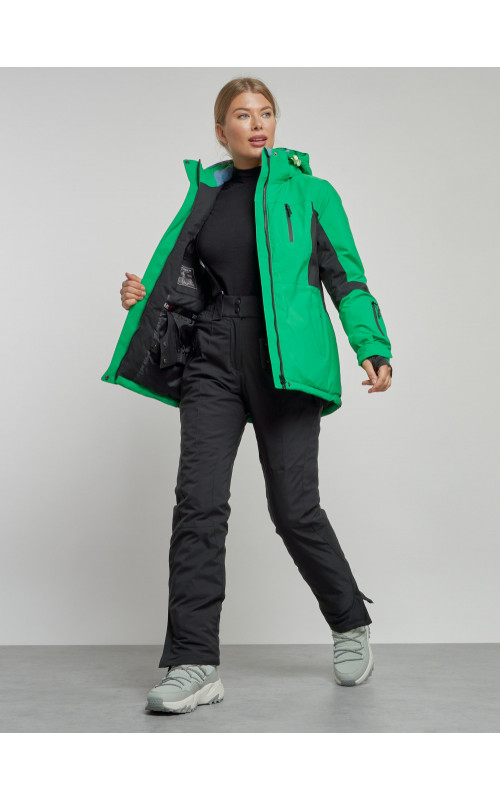 Женский горнолыжный костюм для зимних видов спорта.