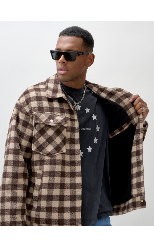 Мужская шерстяная рубашка прямого кроя в клетку.