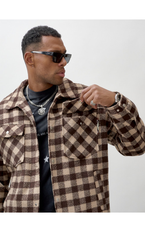 Мужская шерстяная рубашка прямого кроя в клетку.