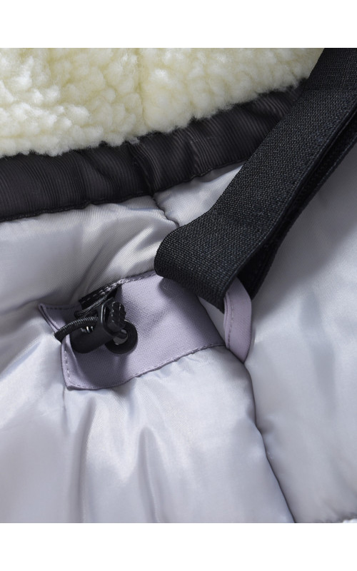 Зимняя парка для девочки-подростка с меховой подкладкой и ветро- и влагоотталкивающей тканью.