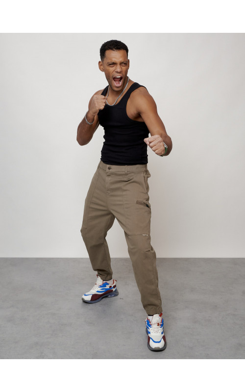 Мужские брюки зауженного кроя.