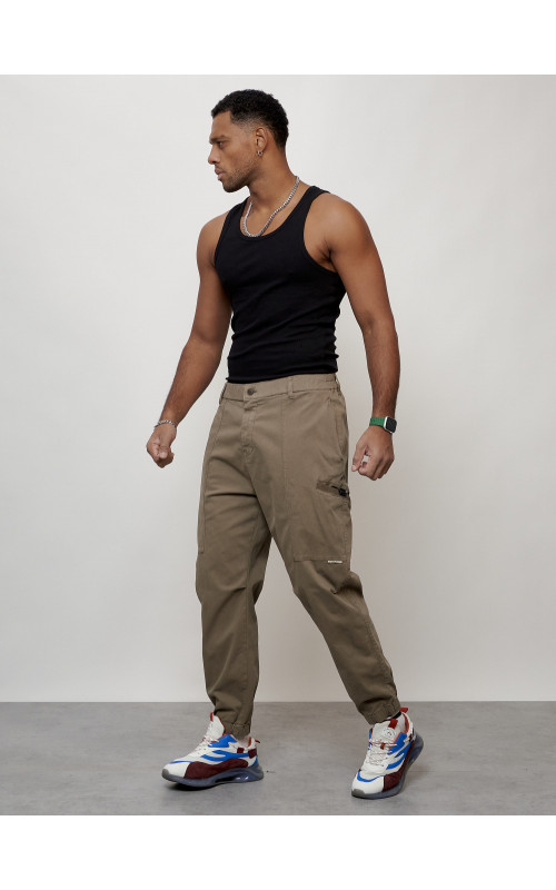 Мужские брюки зауженного кроя.