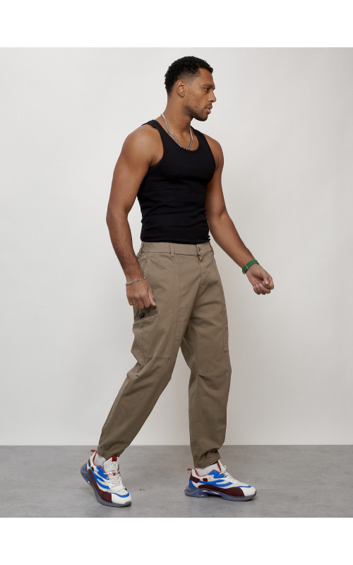 Мужские брюки зауженного кроя.