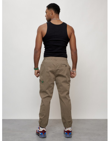 Мужские брюки зауженного кроя.