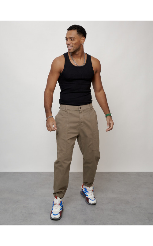 Мужские брюки зауженного кроя.