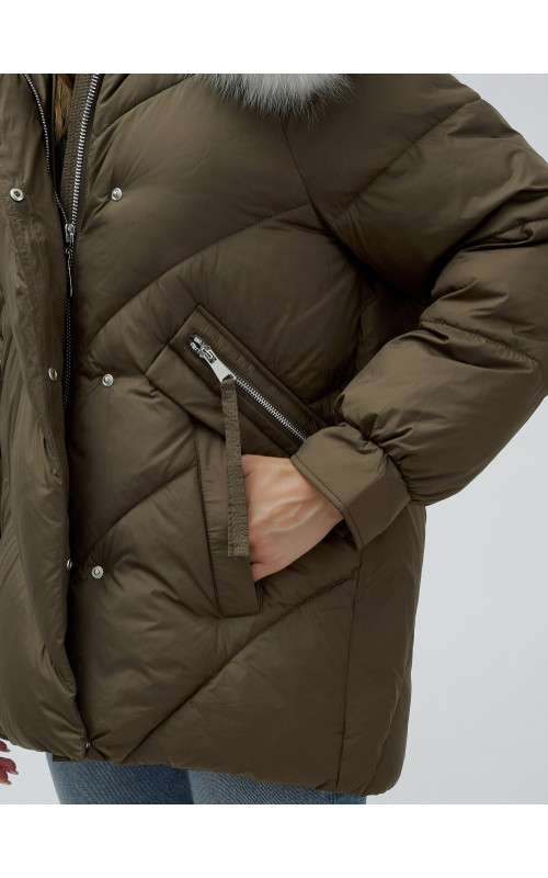 Женский зимний пуховик с меховой отделкой.