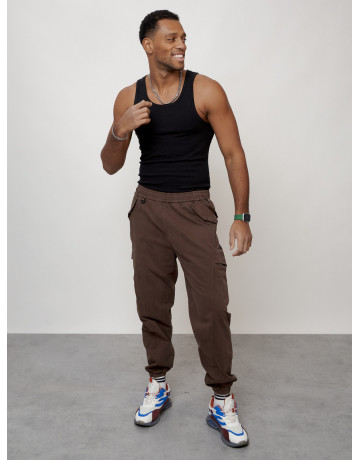 Мужские брюки зауженного кроя.