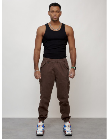 Мужские брюки зауженного кроя.