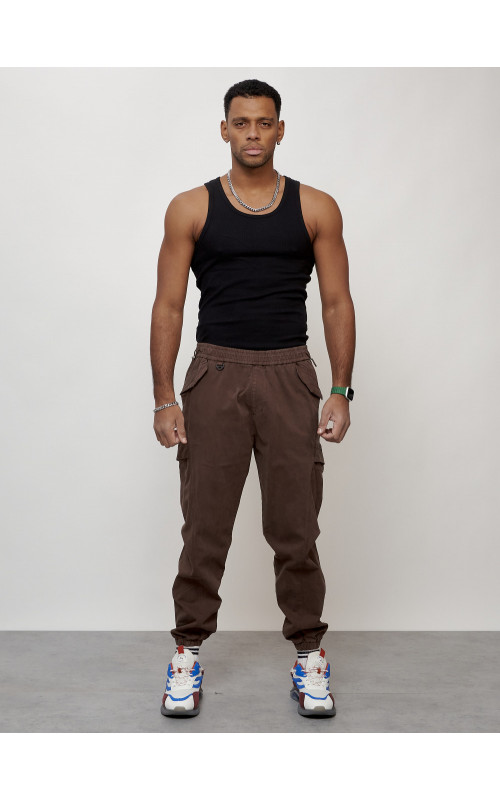 Мужские брюки зауженного кроя.