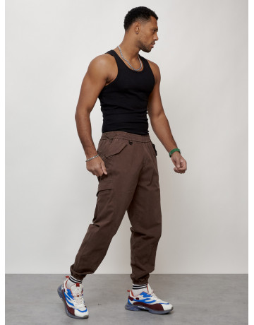 Мужские брюки зауженного кроя.