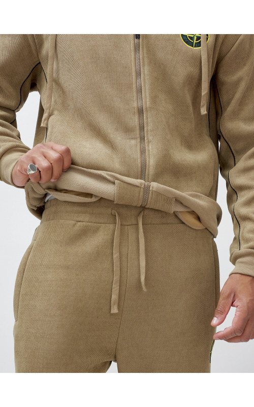 Утеплённый демисезонный костюм для мужчин.