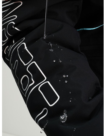 Мужской горнолыжный костюм: куртка и полукомбинезон для зимних активностей.