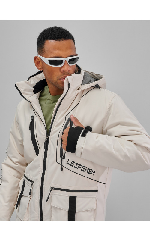 Мужской горнолыжный костюм: куртка и полукомбинезон для зимних активностей.