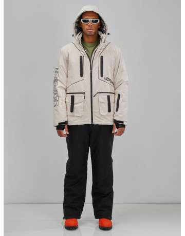 Мужской горнолыжный костюм: куртка и полукомбинезон для зимних активностей.