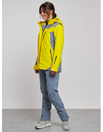 Женский горнолыжный костюм для активного отдыха.